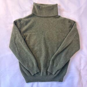 Women’s Griffen Turtleneck 100% Cashmere Sweater in olive green size small